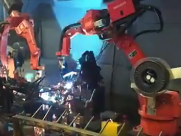 摩托车部件双机器人焊接